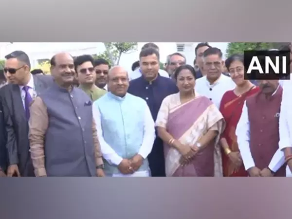 Delhi विधानसभा पहुंचे लोकसभा अध्यक्ष, विधायकों के लिए दो दिवसीय उन्मुखीकरण कार्यक्रम का करेंगे उद्घाटन Delhi विधानसभा पहुंचे लोकसभा अध्यक्ष, विधायकों के लिए दो दिवसीय उन्मुखीकरण कार्यक्रम का करेंगे उद्घाटन