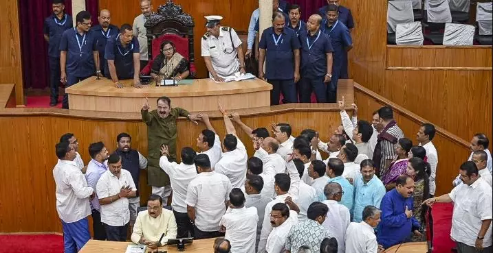 Odisha विधानसभा BJD, कांग्रेस विधायकों ने कानून व्यवस्था के विरोध में हंगामा किया Odisha विधानसभा BJD, कांग्रेस विधायकों ने कानून व्यवस्था के विरोध में हंगामा किया