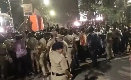 Nagpur: पुलिस ने कानून-व्यवस्था बनाए रखने के लिए 10 इलाकों में कर्फ्यू लगाया Nagpur: पुलिस ने कानून-व्यवस्था बनाए रखने के लिए 10 इलाकों में कर्फ्यू लगाया