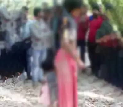 लीची के बगीचे में पेड़ से लटका महिला, बच्ची का शव बरामद लीची के बगीचे में पेड़ से लटका महिला, बच्ची का शव बरामद