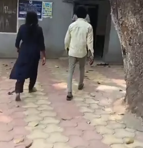 पत्नी को पीटते-पीटते थाने लेकर पहुंचा पति पत्नी को पीटते-पीटते थाने लेकर पहुंचा पति