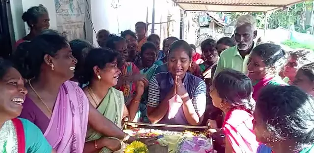 Tamil Nadu : एक छात्रा जिसने अपनी दिवंगत मां से आशीर्वाद प्राप्त करने के बाद सार्वजनिक परीक्षा दी Tamil Nadu : एक छात्रा जिसने अपनी दिवंगत मां से आशीर्वाद प्राप्त करने के बाद सार्वजनिक परीक्षा दी