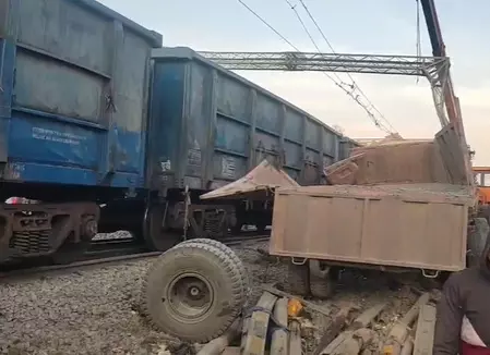 रेलवे ट्रैक पर हादसा, ट्रक और मालगाड़ी के बीच टक्कर, एक गंभीर रूप से घायल रेलवे ट्रैक पर हादसा, ट्रक और मालगाड़ी के बीच टक्कर, एक गंभीर रूप से घायल