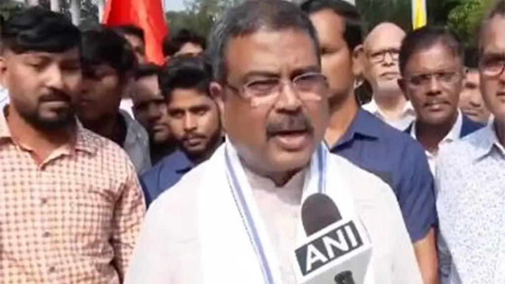 Bihar: केंद्रीय शिक्षा मंत्री धर्मेंद्र प्रधान ने 11वीं की छात्रा का डॉक्टर बनने का सपना किया पूरा Bihar: केंद्रीय शिक्षा मंत्री धर्मेंद्र प्रधान ने 11वीं की छात्रा का डॉक्टर बनने का सपना किया पूरा