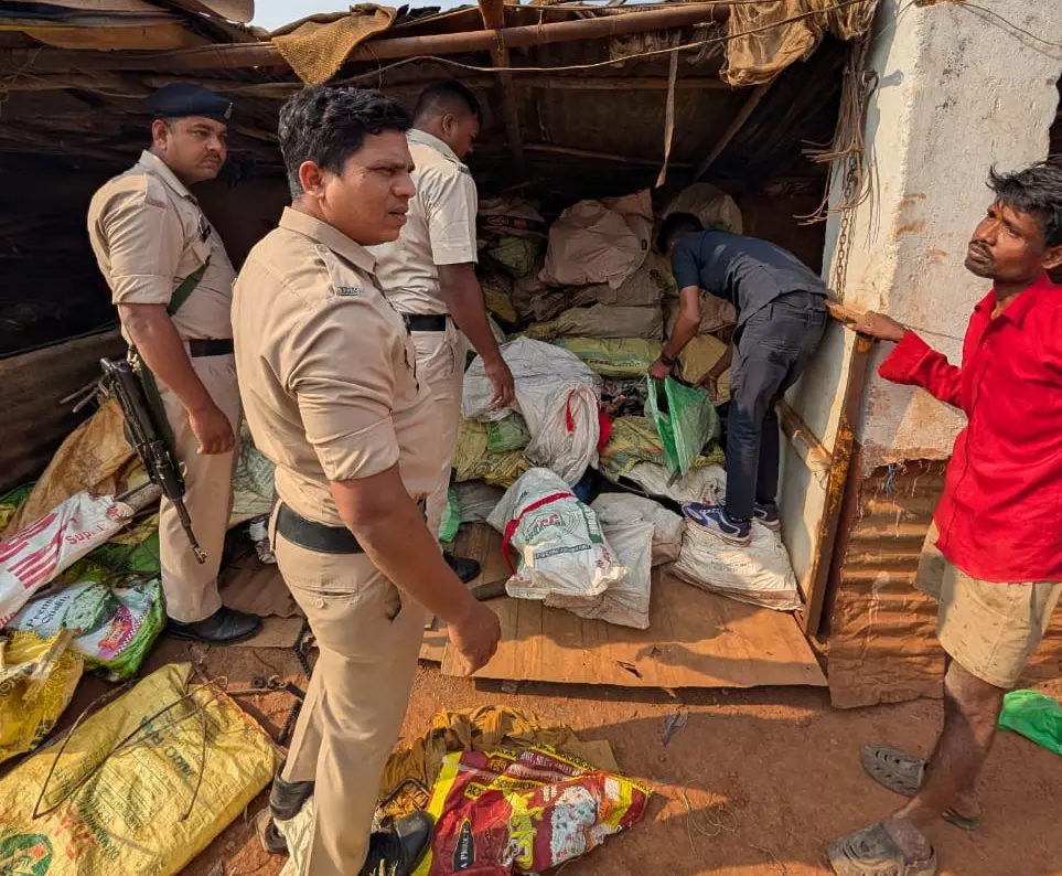 रायपुर और अभनपुर में कबाड़ियों पर एक्शन, चोरी के सामान खरीदे रहे थे रायपुर और अभनपुर में कबाड़ियों पर एक्शन, चोरी के सामान खरीदे रहे थे