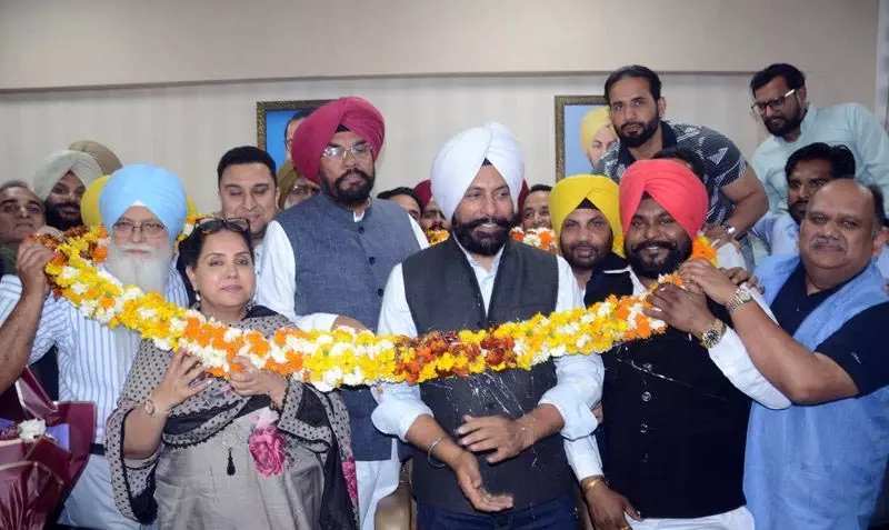 रिंटू ने AIT अध्यक्ष का कार्यभार संभाला रिंटू ने AIT अध्यक्ष का कार्यभार संभाला