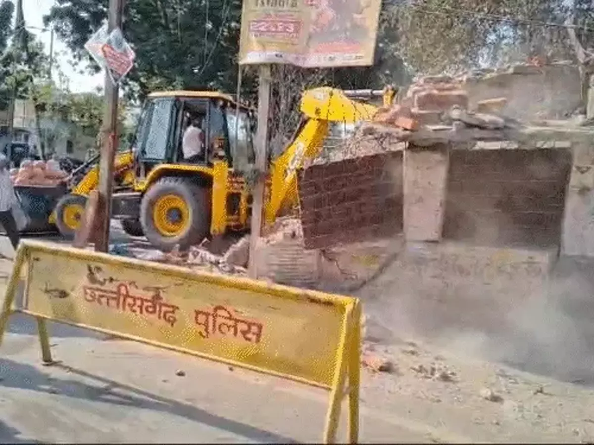 CG NEWS : अतिक्रमण पर बुलडोजर, दर्जनभर दुकानें हटाई गई CG NEWS : अतिक्रमण पर बुलडोजर, दर्जनभर दुकानें हटाई गई