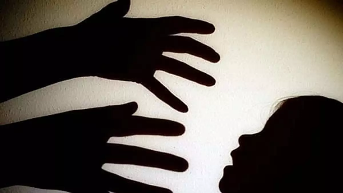 बलात्कारी पिता ने 7 साल की बेटी की मौत के लिए पड़ोसी द्वारा बनाई गई कढ़ी को जिम्मेदार ठहराया बलात्कारी पिता ने 7 साल की बेटी की मौत के लिए पड़ोसी द्वारा बनाई गई कढ़ी को जिम्मेदार ठहराया