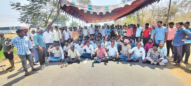 Telangana: सिंचाई के पानी की मांग को लेकर किसान सड़क पर उतर आए Telangana: सिंचाई के पानी की मांग को लेकर किसान सड़क पर उतर आए