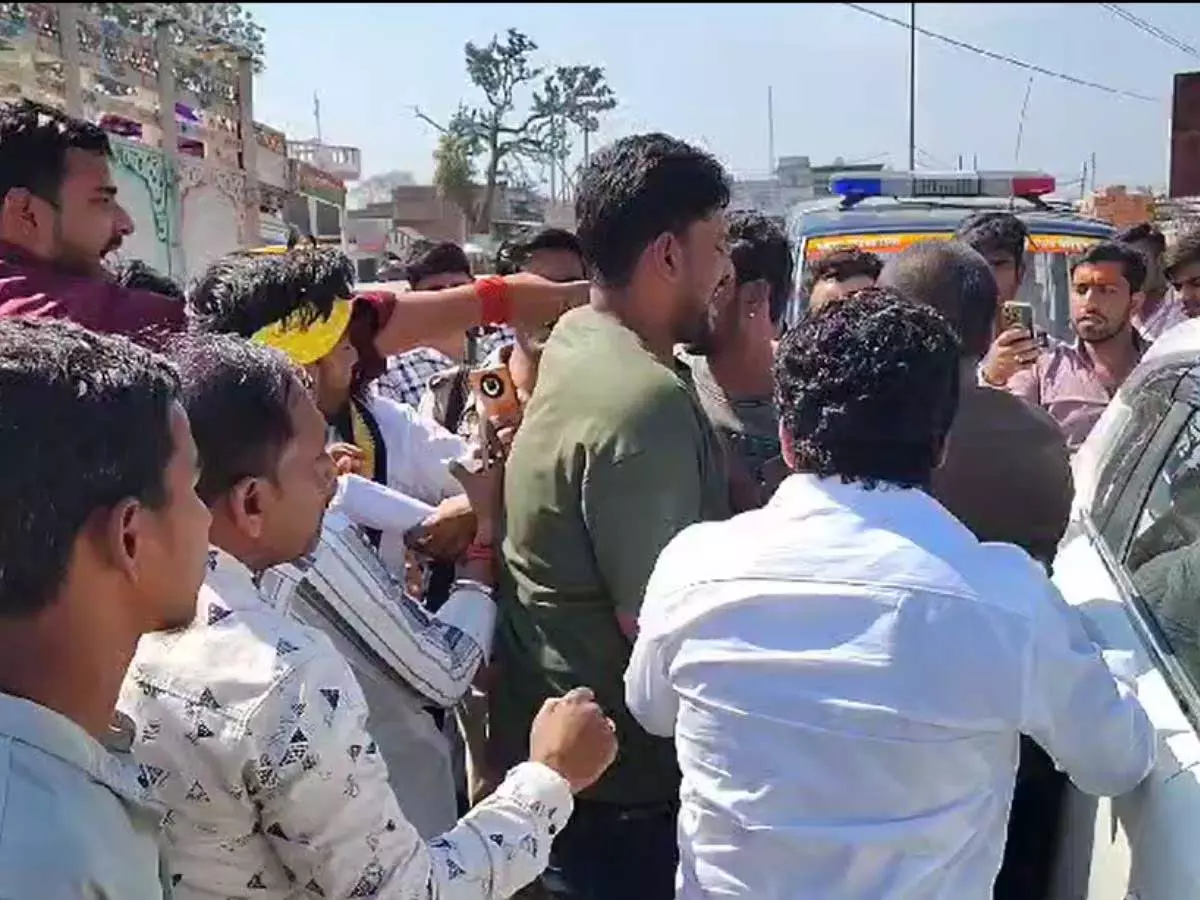 माफिया अतीक अहमद के गुर्गों ने बीजेपी नेता पर किया हमला, सामने आया वीडियो माफिया अतीक अहमद के गुर्गों ने बीजेपी नेता पर किया हमला, सामने आया वीडियो