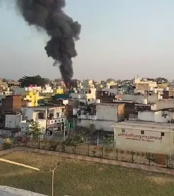 रायपुर : किराया भण्डार में लगी भीषण आग, वीडियो रायपुर : किराया भण्डार में लगी भीषण आग, वीडियो