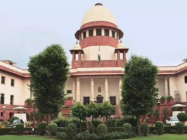सुप्रीम कोर्ट ने चुनाव आयोग को ADR और महुआ मोइत्रा की याचिका पर जांच के निर्देश दिए सुप्रीम कोर्ट ने चुनाव आयोग को ADR और महुआ मोइत्रा की याचिका पर जांच के निर्देश दिए