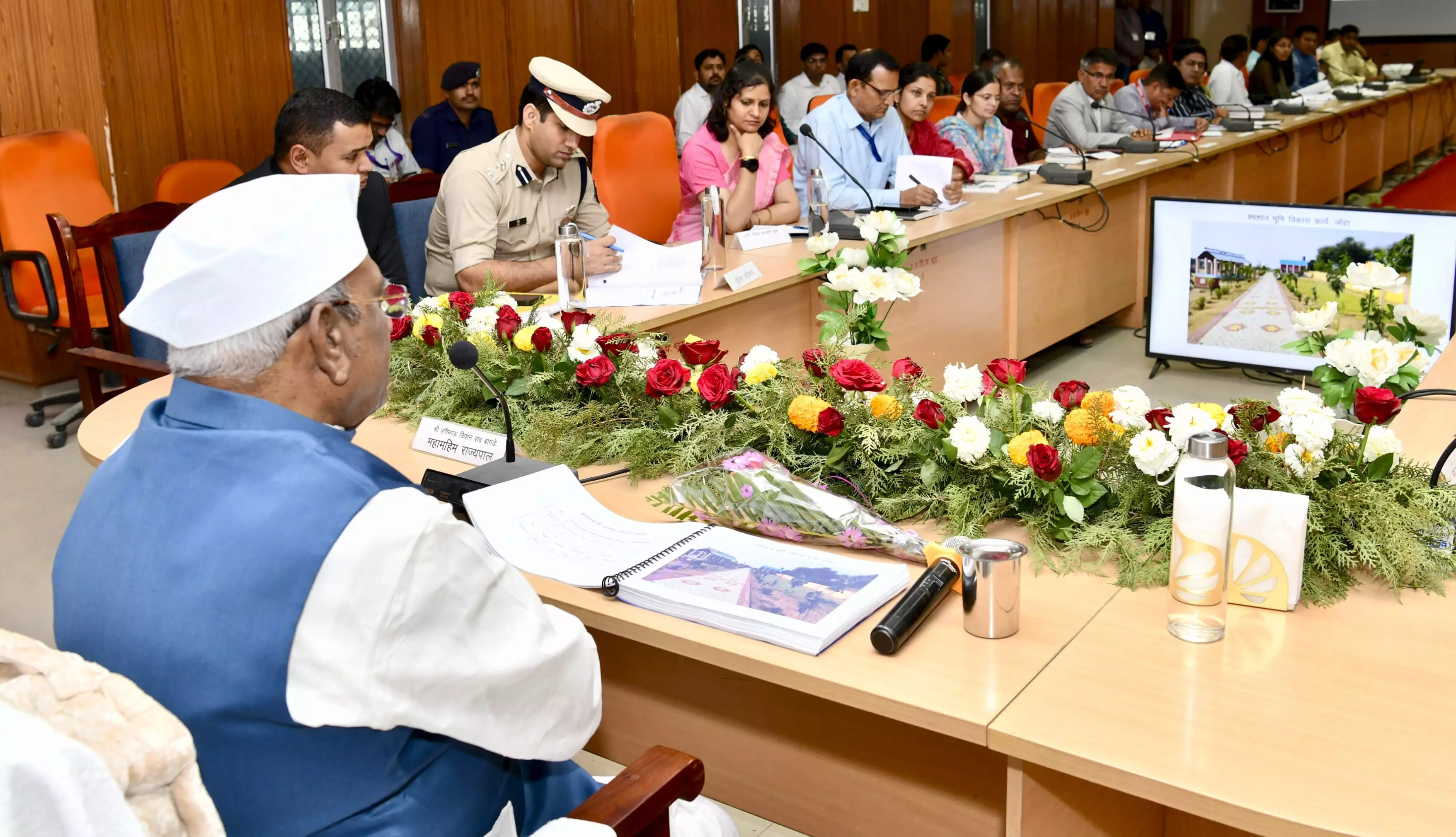 Jaipur: राज्यपाल ने ली जिला स्तरीय अधिकारियों की बैठक Jaipur: राज्यपाल ने ली जिला स्तरीय अधिकारियों की बैठक