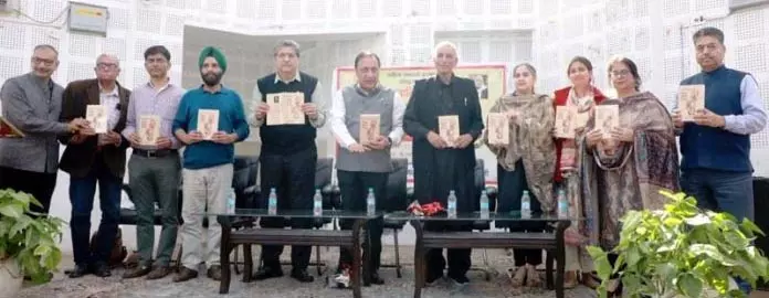 Khalid Hussain की पुस्तक का हिंदी अनुवादित संस्करण जारी Khalid Hussain की पुस्तक का हिंदी अनुवादित संस्करण जारी
