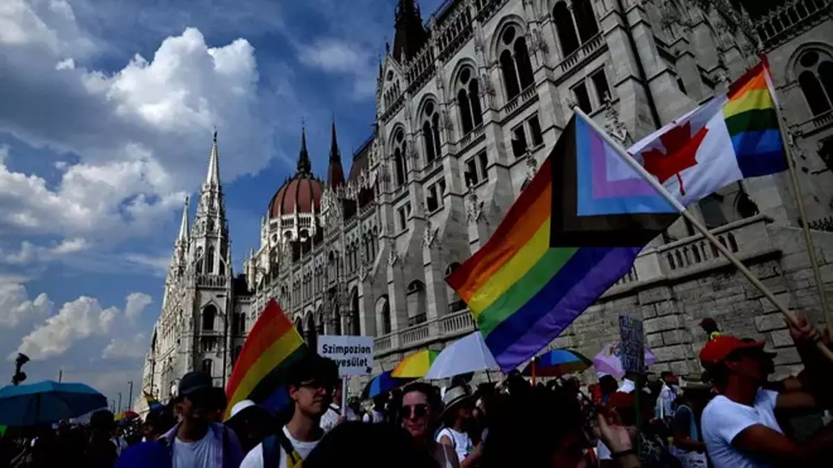 हंगरी ने LGBTQ+ अधिकारों पर शिकंजा कसते हुए गर्व कार्यक्रमों पर प्रतिबंध लगाने वाला कानून बनाया हंगरी ने LGBTQ+ अधिकारों पर शिकंजा कसते हुए गर्व कार्यक्रमों पर प्रतिबंध लगाने वाला कानून बनाया