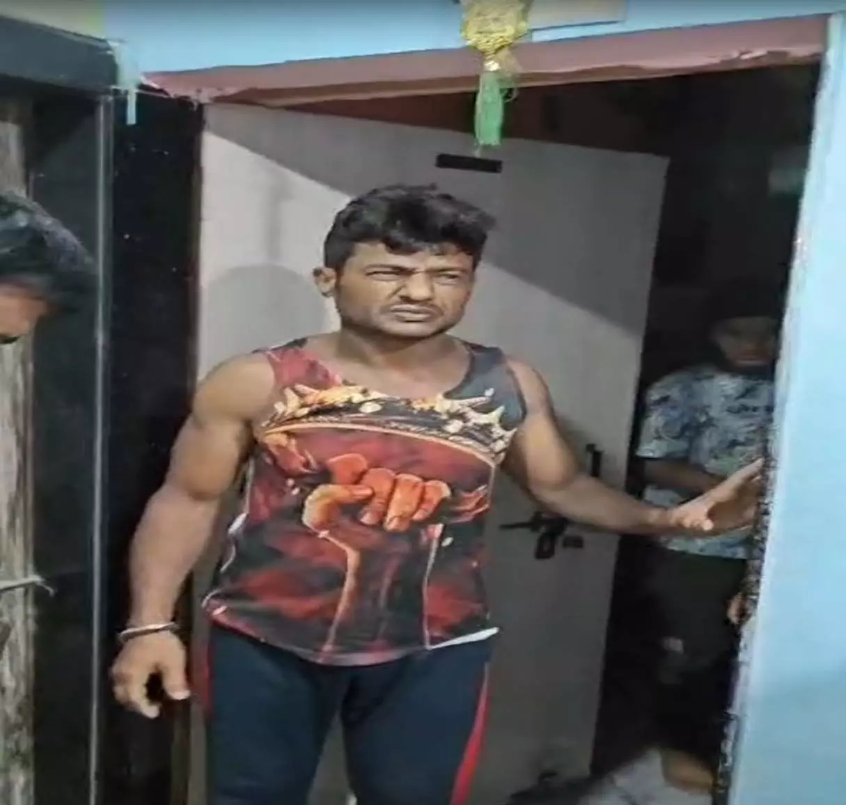 Raipur Breaking: ईरानी डेरा में क्राइम ब्रांच का छापा, 2 निगरानी बदमाश गिरफ्तार Raipur Breaking: ईरानी डेरा में क्राइम ब्रांच का छापा, 2 निगरानी बदमाश गिरफ्तार