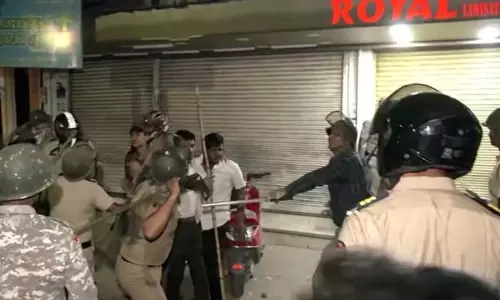 20 उपद्रवी गिरफ्तार किए गए नागपुर हिंसा मामले में, CM की अपील - शांति बनाए 20 उपद्रवी गिरफ्तार किए गए नागपुर हिंसा मामले में, CM की अपील - शांति बनाए