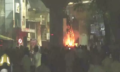 नागपुर हिंसा: Aurangzeb की कब्र को लेकर विरोध प्रदर्शन के बाद धारा 163 के तहत कई इलाकों में कर्फ्यू लगाया गया नागपुर हिंसा: Aurangzeb की कब्र को लेकर विरोध प्रदर्शन के बाद धारा 163 के तहत कई इलाकों में कर्फ्यू लगाया गया