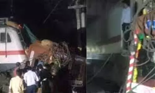 Up News: रेलवे फाटक तोड़कर ट्रैक पर आया ट्रक