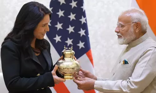 पीएम मोदी ने तुलसी गबार्ड को दिया महाकुंभ का पवित्र जल, अमेरिकी खुफिया प्रमुख ने प्रधानमंत्री को भेंट की तुलसी माला पीएम मोदी ने तुलसी गबार्ड को दिया महाकुंभ का पवित्र जल, अमेरिकी खुफिया प्रमुख ने प्रधानमंत्री को भेंट की तुलसी माला