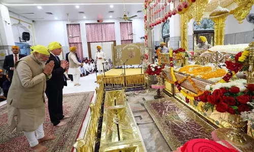 प्रधानमंत्री मोदी और न्यूजीलैंड की लक्सन ने गुरुद्वारा रकाबगंज में मत्था टेका