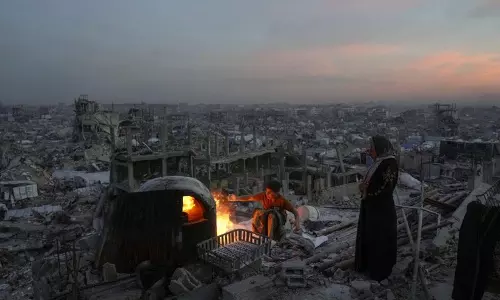 Israel ने गाजा में हवाई हमलों की घातक श्रृंखला शुरू की, 200 लोगों की मौत Israel ने गाजा में हवाई हमलों की घातक श्रृंखला शुरू की, 200 लोगों की मौत