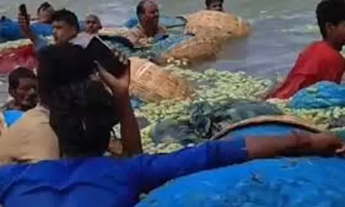 Bihar: तेज हवा के कारण नदी में नाव पलटी, 35 किसान डूबे