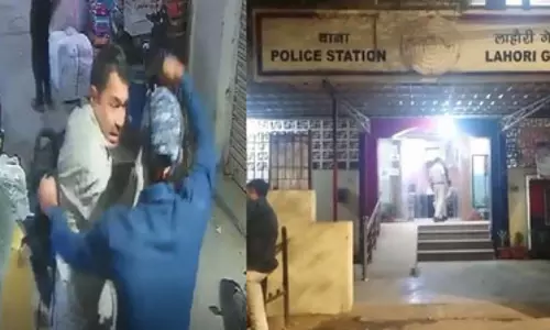 बदमाशों ने गन पॉइंट पर व्यापारी से 80 लाख रुपये लूटे, वारदात सीसीटीवी में कैद, पुलिस जांच में जुटी बदमाशों ने गन पॉइंट पर व्यापारी से 80 लाख रुपये लूटे, वारदात सीसीटीवी में कैद, पुलिस जांच में जुटी