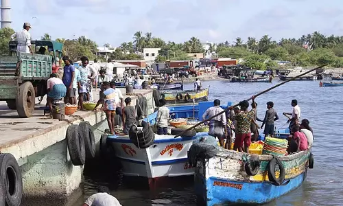 Tamil Nadu: श्रीलंकाई नौसेना द्वारा पकड़ी गई नाव और मछुआरों को रिहा करने का अनुरोध! Tamil Nadu: श्रीलंकाई नौसेना द्वारा पकड़ी गई नाव और मछुआरों को रिहा करने का अनुरोध!