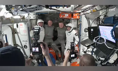 NASA के अंतरिक्ष यात्री सुनीता विलियम्स, बुच विल्मोर ने अंतरिक्ष स्टेशन छोड़ने की तैयारी करते हुए हैच बंद कर दिए NASA के अंतरिक्ष यात्री सुनीता विलियम्स, बुच विल्मोर ने अंतरिक्ष स्टेशन छोड़ने की तैयारी करते हुए हैच बंद कर दिए