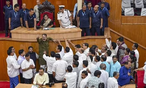 Odisha विधानसभा BJD, कांग्रेस विधायकों ने कानून व्यवस्था के विरोध में हंगामा किया Odisha विधानसभा BJD, कांग्रेस विधायकों ने कानून व्यवस्था के विरोध में हंगामा किया