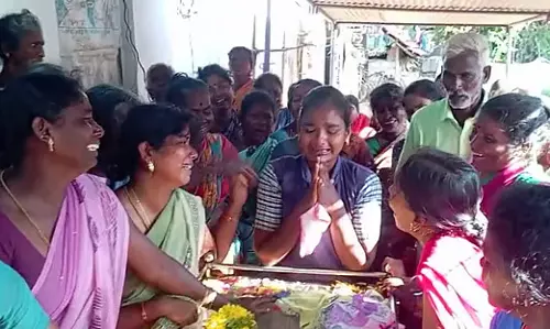 Tamil Nadu : एक छात्रा जिसने अपनी दिवंगत मां से आशीर्वाद प्राप्त करने के बाद सार्वजनिक परीक्षा दी