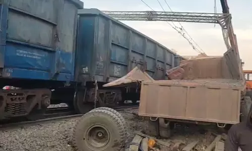 रेलवे ट्रैक पर हादसा, ट्रक और मालगाड़ी के बीच टक्कर, एक गंभीर रूप से घायल