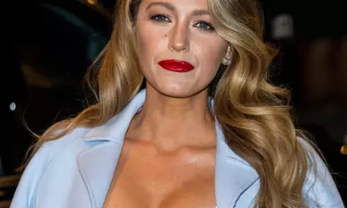 कानूनी लड़ाई के बीच Blake Lively ने पति रयान रेनॉल्ड्स के साथ नई सेल्फी शेयर की कानूनी लड़ाई के बीच Blake Lively ने पति रयान रेनॉल्ड्स के साथ नई सेल्फी शेयर की
