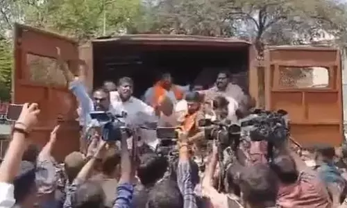 Telangana विधानसभा में गाचीबोवली भूमि नीलामी को लेकर विरोध प्रदर्शन