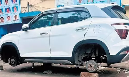 Bengaluru: होटल के पास खड़ी कार के चारों पहिए चुराकर भागे बदमाश