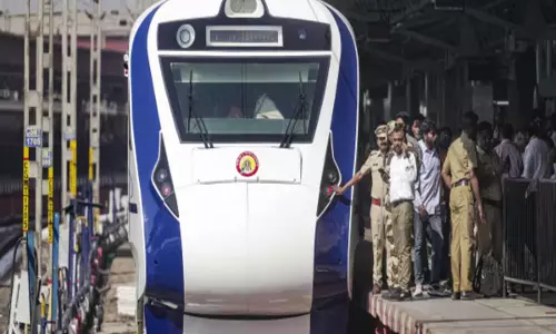 OMG! जब लहंगा देख ड्राइवर ने रोकी ट्रेन, जानें क्यों मचा हड़कंप? OMG! जब लहंगा देख ड्राइवर ने रोकी ट्रेन, जानें क्यों मचा हड़कंप?