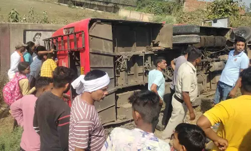 जांजगीर में बस हादसा, कई यात्री घायल हुए जांजगीर में बस हादसा, कई यात्री घायल हुए