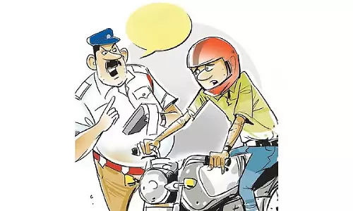शराब पीकर गाड़ी चलाने का मामला: युवक ने रिश्वत देने से मना करने पर पुलिस पर हमला करने का आरोप लगाया