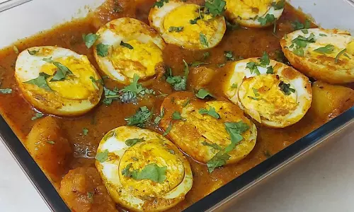 तले हुए अंडे के साथ आलू के सिक्के की रेसिपी