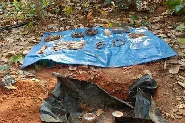Chaibasa: टोंटो में नक्सली डंप ध्वस्त, केन बम व विस्फोटक बरामद Chaibasa: टोंटो में नक्सली डंप ध्वस्त, केन बम व विस्फोटक बरामद