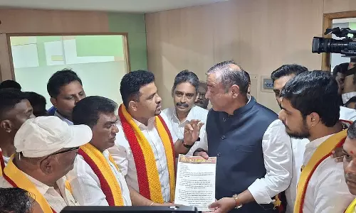 कन्नड़ लोगों को मौका दें: कन्नड़ समर्थक कार्यकर्ताओं ने उठाई आवाज कन्नड़ लोगों को मौका दें: कन्नड़ समर्थक कार्यकर्ताओं ने उठाई आवाज