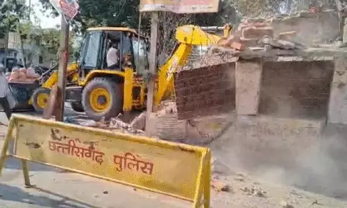 CG NEWS : अतिक्रमण पर बुलडोजर, दर्जनभर दुकानें हटाई गई