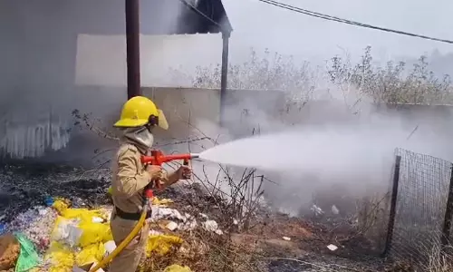 अस्पताल परिसर के पास महिलाओं ने लगाई आग, दमकल गाड़ियां मौके पर