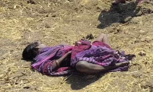 रायपुर : महिला की हत्या कर सड़क किनारे लाश फेंकने की आशंका रायपुर : महिला की हत्या कर सड़क किनारे लाश फेंकने की आशंका