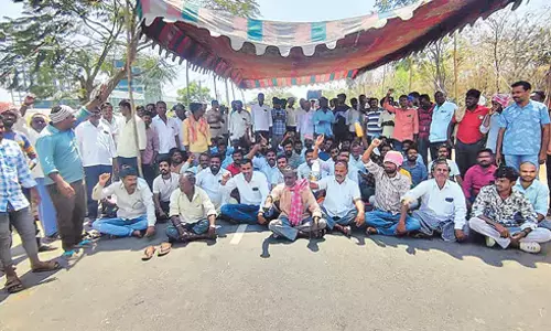 Telangana: सिंचाई के पानी की मांग को लेकर किसान सड़क पर उतर आए