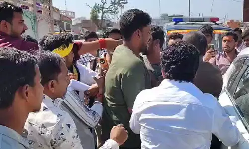 माफिया अतीक अहमद के गुर्गों ने बीजेपी नेता पर किया हमला, सामने आया वीडियो