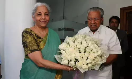 केरल में साम्यवाद ने बस से उतरने वालों पर शुल्क लगाया - Nirmala Sitharaman