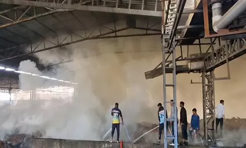 Gujarat: पेपर मिल के कचरे के गोदाम में लगी आग Gujarat: पेपर मिल के कचरे के गोदाम में लगी आग