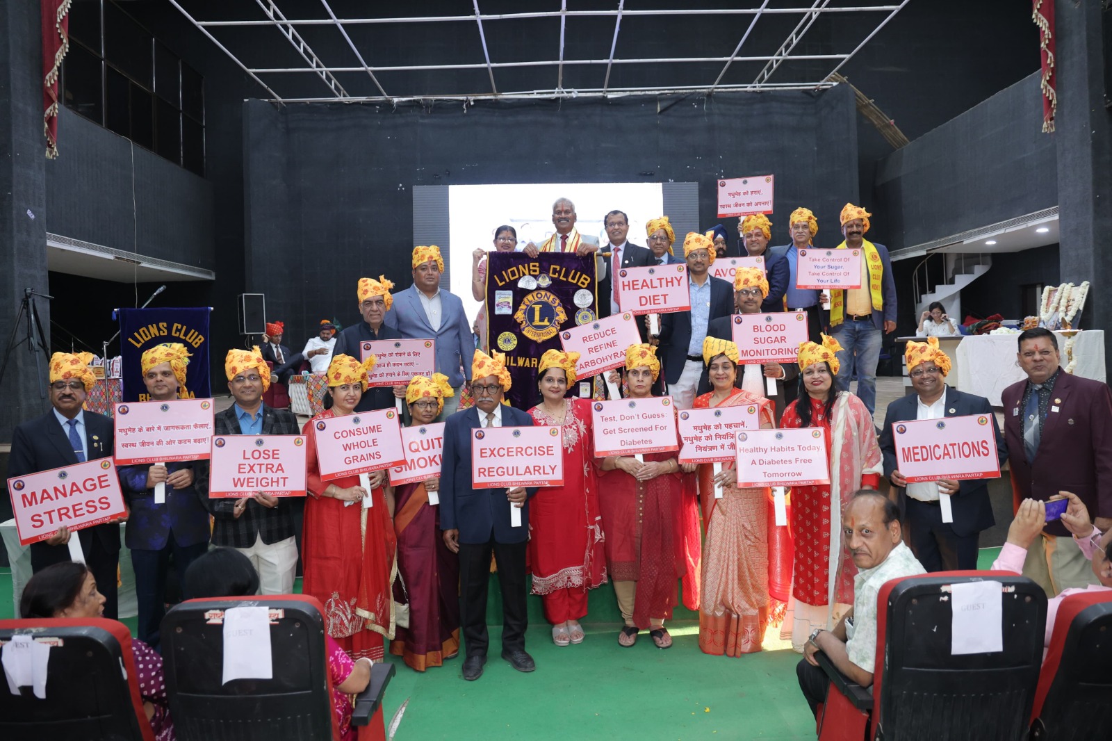सभी क्लबो द्वारा बैंड बाजो की धुन पर नाचते गाते रंग बिरंगी वेशभूषा में बैनर प्रस्तुतिकरण दी